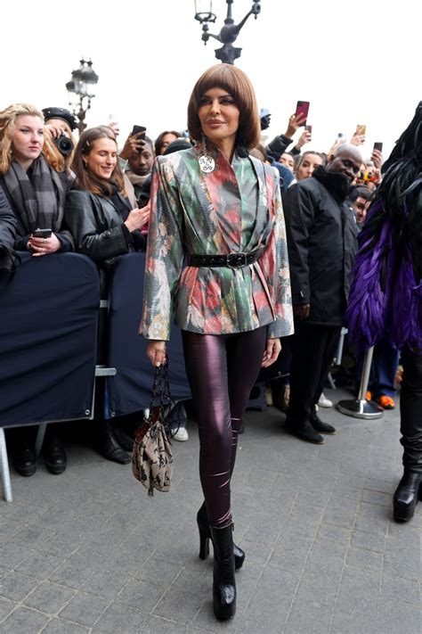 lisa rinna bowl cut|Lisa Rinna shows off new bowl cut during Paris Fashion Week